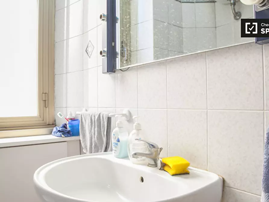 Immagine 18 di Camera condivisa in affitto  in Via Alessandro Avoli a Roma