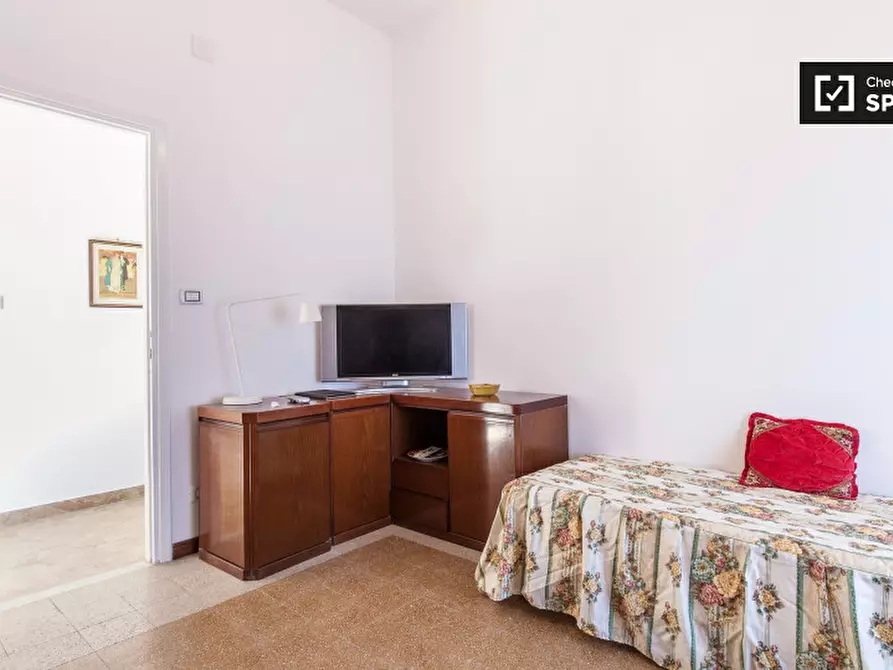 Immagine 7 di Camera condivisa in affitto  in Via Nemorense a Roma