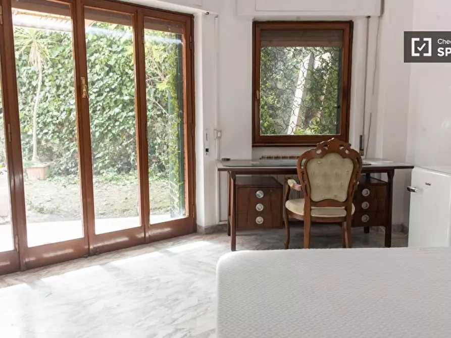 Immagine 4 di Camera condivisa in affitto  in Via dei Radiotelegrafisti a Roma