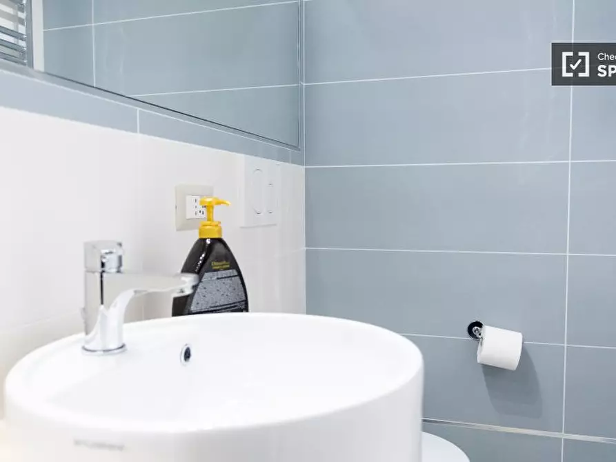 Immagine 5 di Camera condivisa in affitto  in Via Francesco Caracciolo a Roma