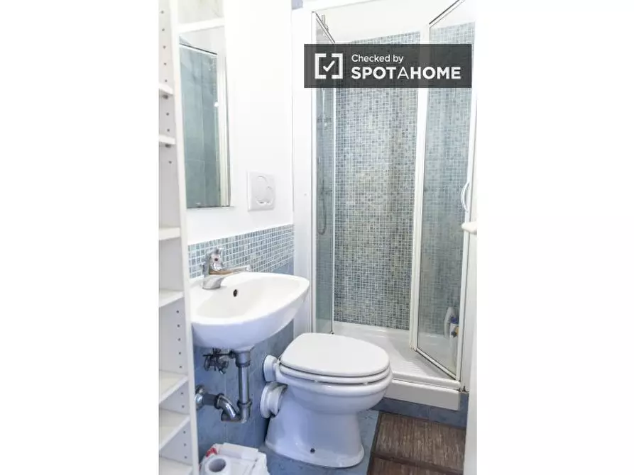 Immagine 12 di Camera condivisa in affitto  in Via Pesaro a Roma