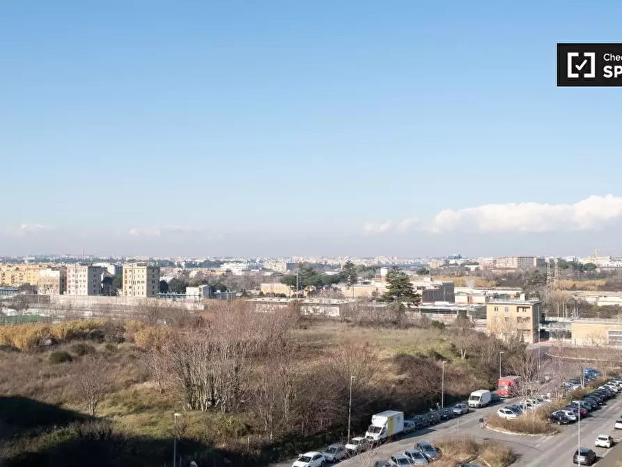 Immagine 11 di Camera condivisa in affitto  in Via Venzone a Roma
