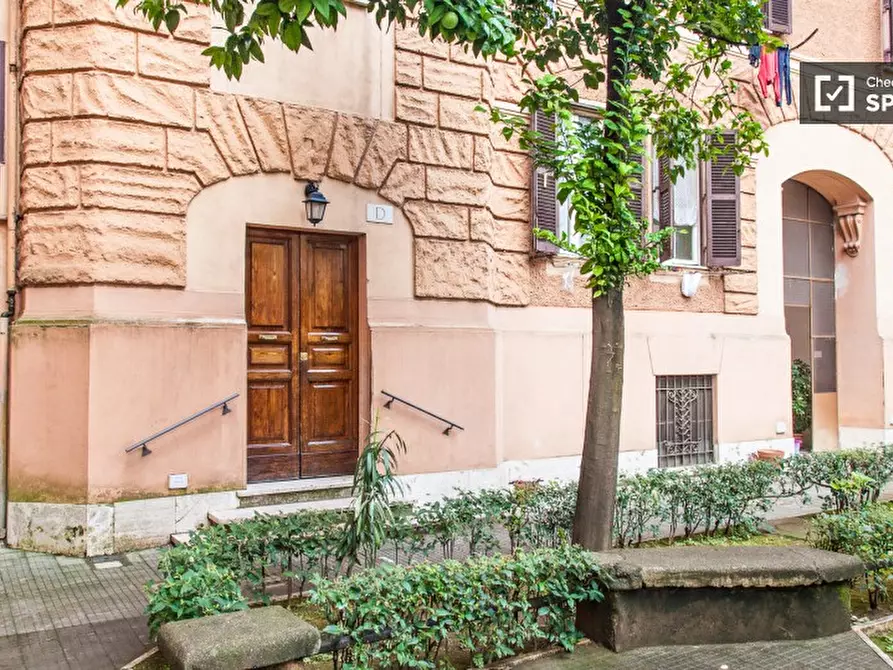 Immagine 11 di Camera condivisa in affitto  in via La Spezia a Roma