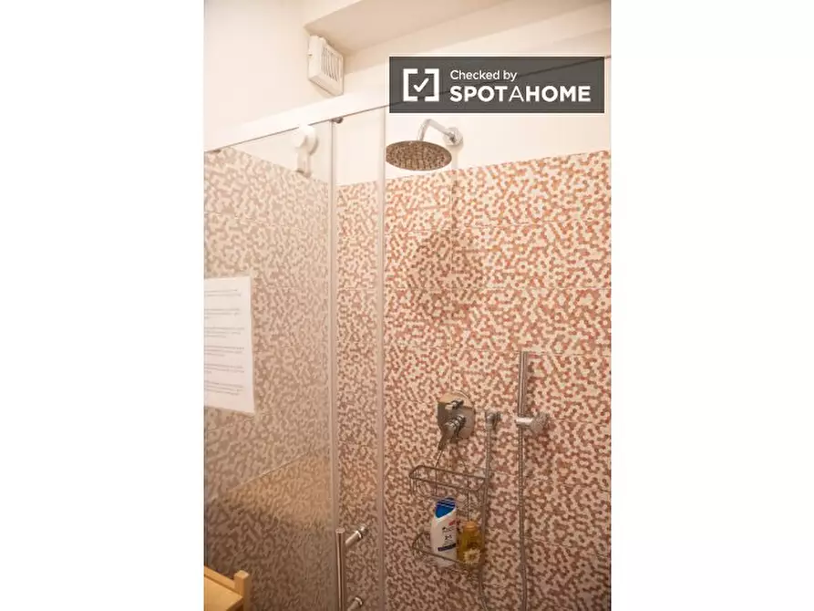 Immagine 9 di Camera condivisa in affitto  in Via Giovan Battista Gandino a Roma