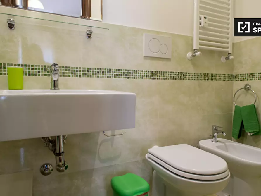 Immagine 15 di Camera condivisa in affitto  in Via Monza a Roma