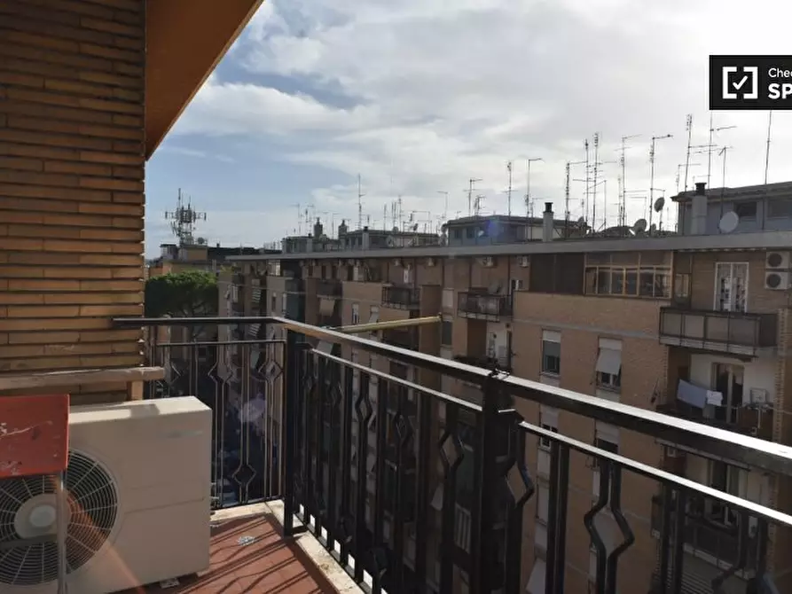 Immagine 5 di Camera condivisa in affitto  in Via Caprese a Roma
