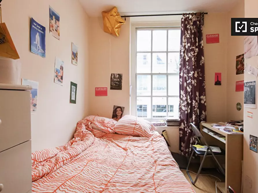 Immagine 1 di Camera condivisa in affitto  in Tadema House, Penford Street a Paddington