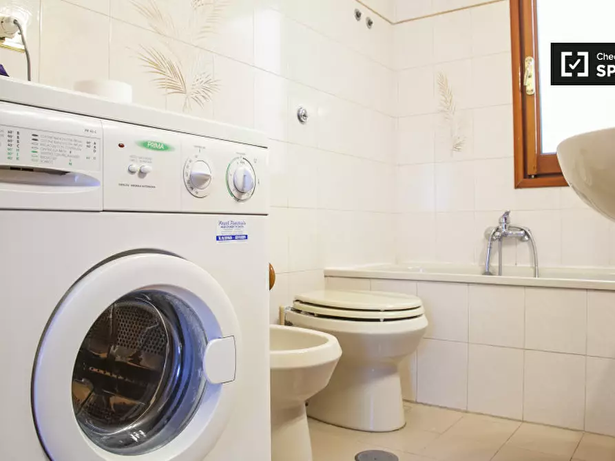 Immagine 9 di Camera condivisa in affitto  in Via Sestio Menas a Roma