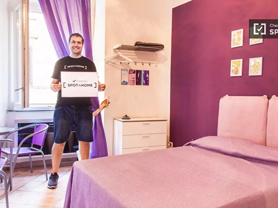 Immagine 4 di Camera condivisa in affitto  in Via Calatafimi a Roma