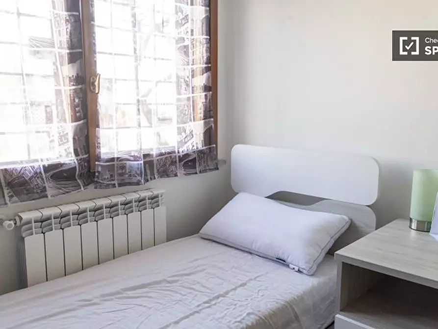 Immagine 2 di Camera condivisa in affitto  in Via di Torre Gaia a Roma