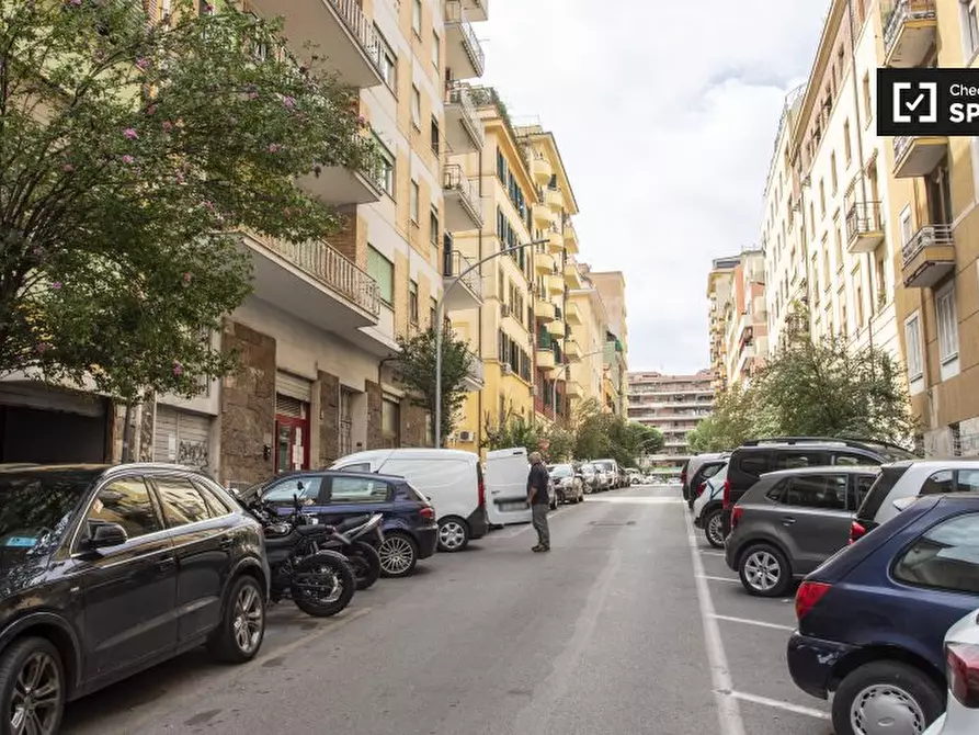 Immagine 11 di Camera condivisa in affitto  in Via Camilla a Roma