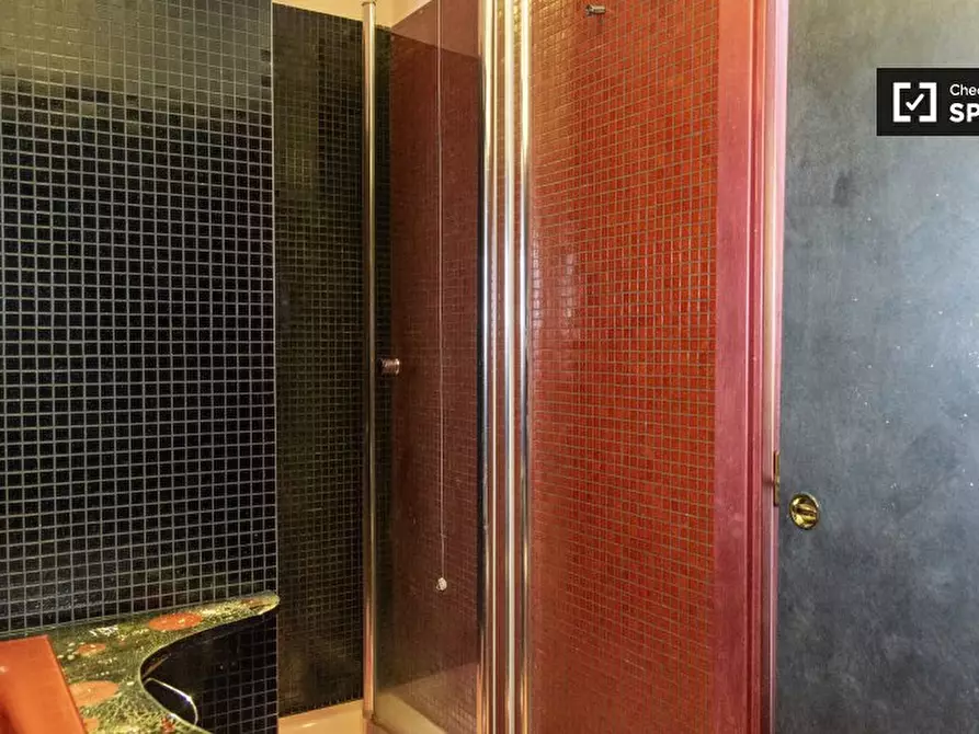 Immagine 2 di Camera condivisa in affitto  in Via dei Campi Flegrei a Roma