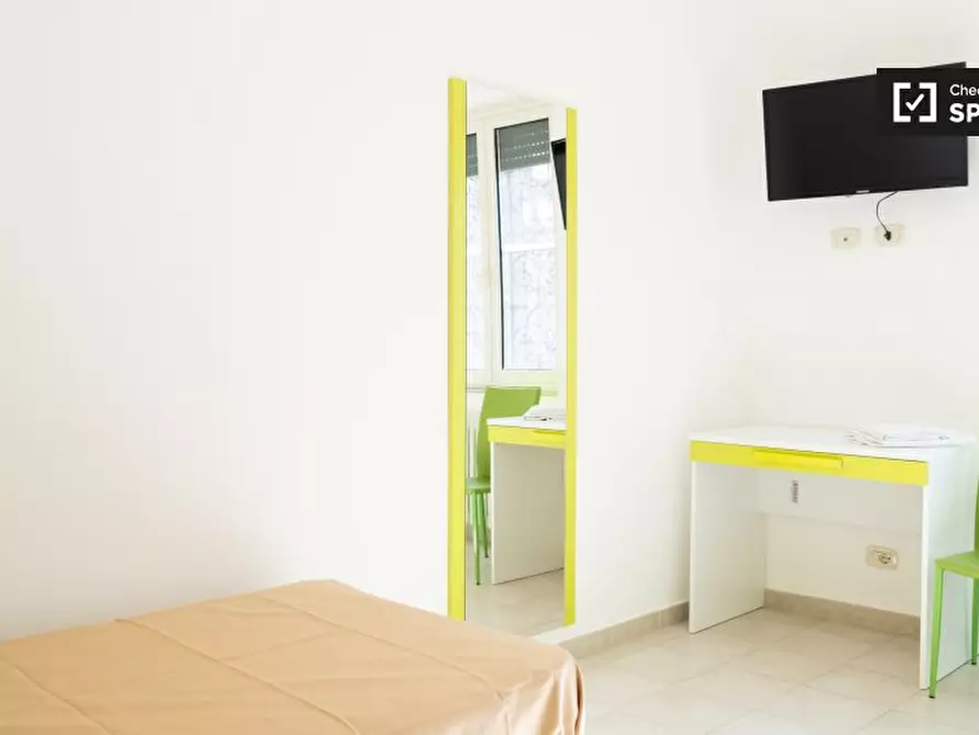 Immagine 2 di Camera condivisa in affitto  in Via dei Giovi a Roma