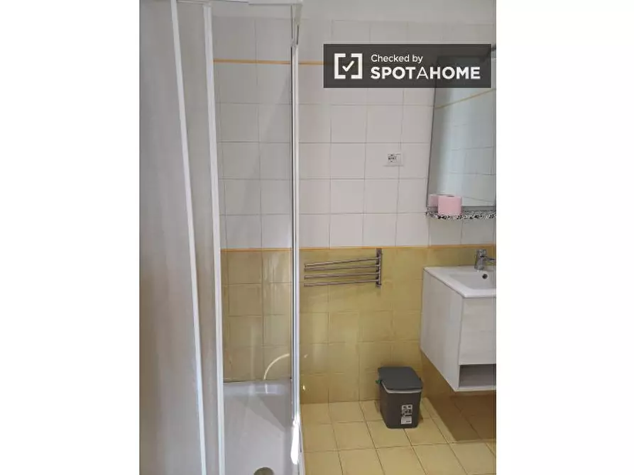 Immagine 11 di Camera condivisa in affitto  in Via Fraconalto a Roma