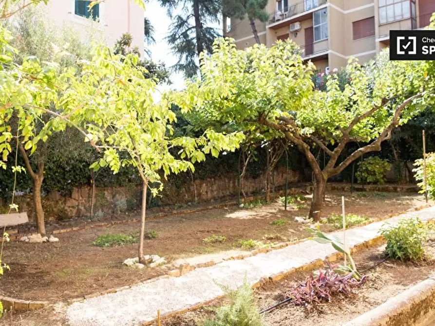 Immagine 13 di Camera condivisa in affitto  in Via dei Giovi a Roma