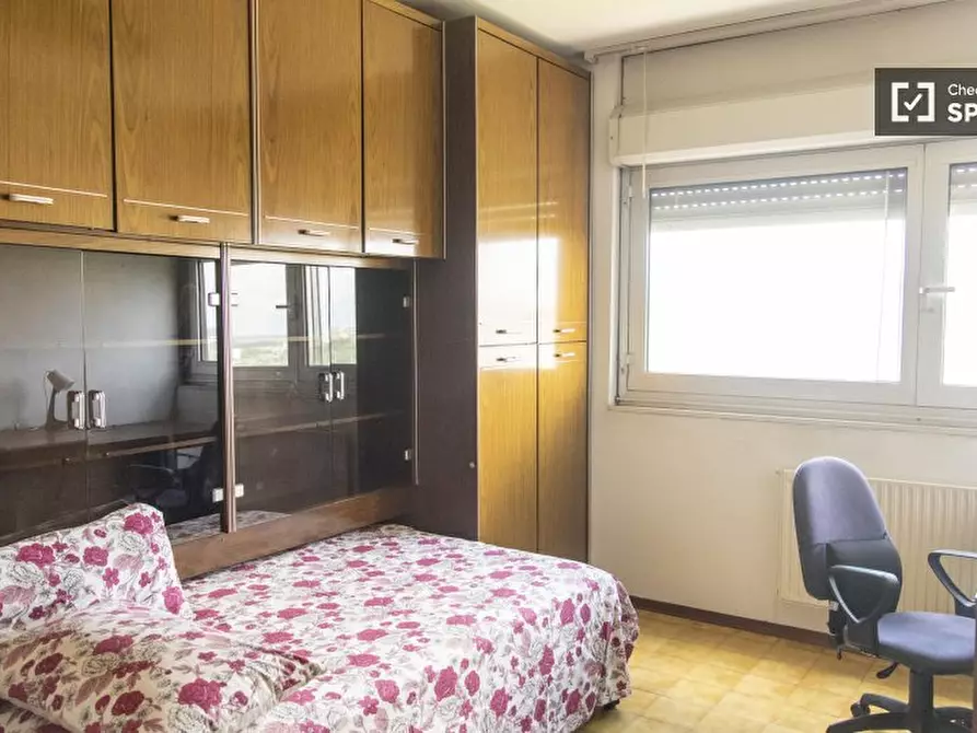 Immagine 1 di Camera condivisa in affitto  in Via Clemente Rebora a Roma