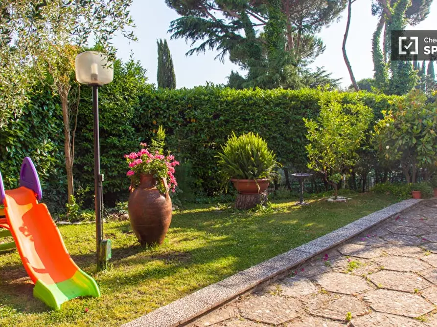 Immagine 8 di Camera condivisa in affitto  in Vicolo Casale Lumbroso a Roma