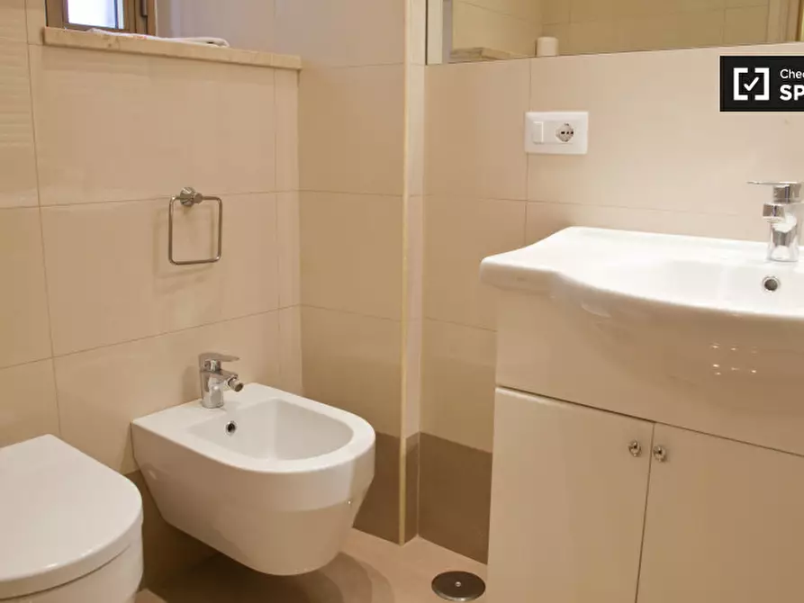 Immagine 6 di Camera condivisa in affitto  in Via Barletta a Roma