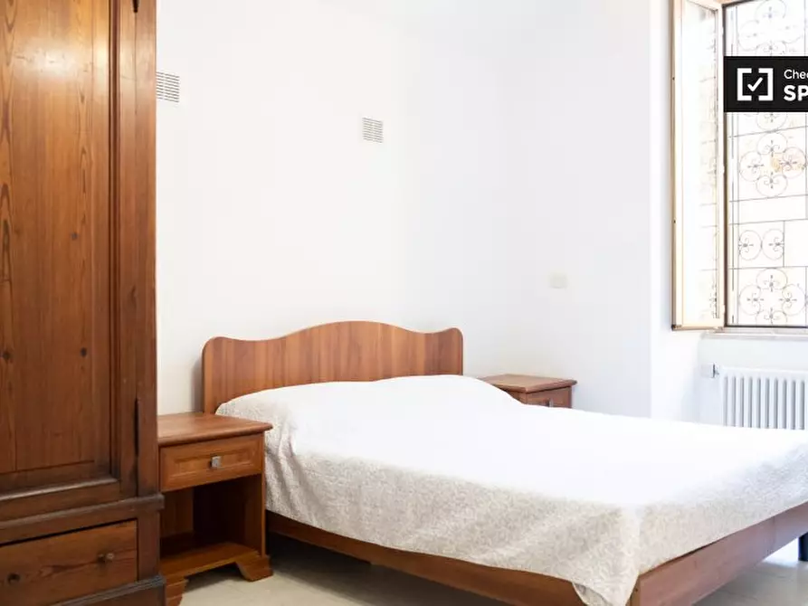 Immagine 2 di Camera condivisa in affitto  in Via dei Giovi a Roma