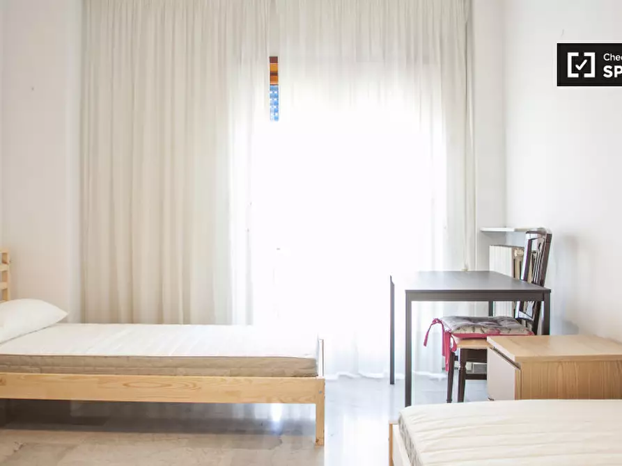 Immagine 2 di Camera condivisa in affitto  in Via Sestio Menas a Roma