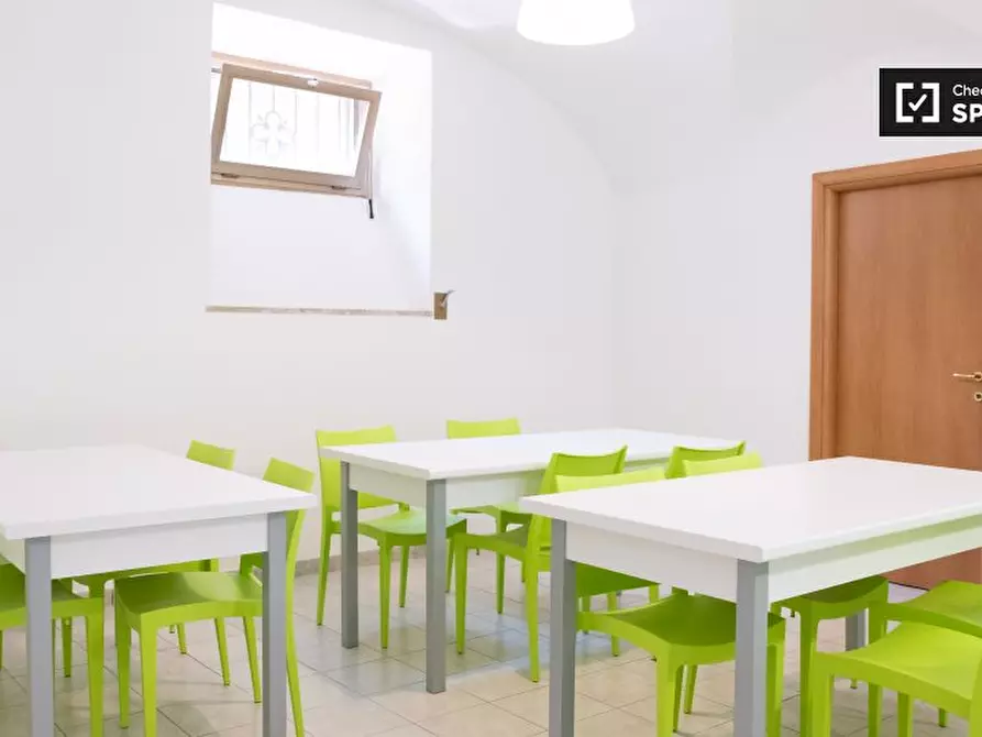 Immagine 10 di Camera condivisa in affitto  in Via dei Giovi a Roma