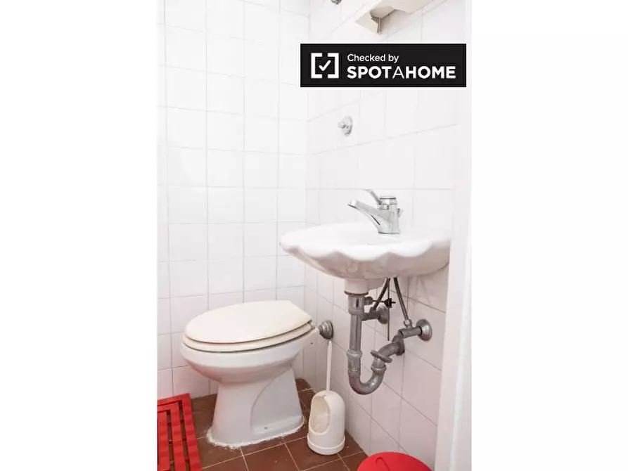 Immagine 17 di Camera condivisa in affitto  in Via Alfonso Borelli a Roma