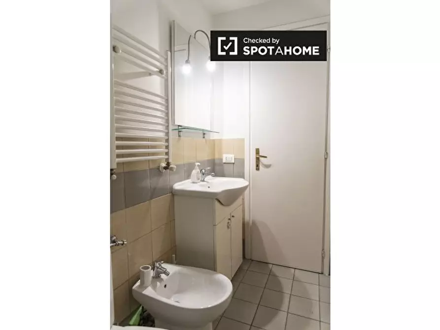 Immagine 15 di Camera condivisa in affitto  in Viale Regina Margherita a Roma