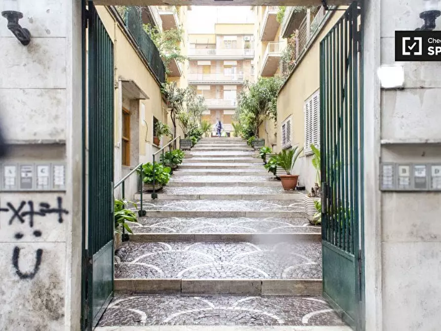 Immagine 19 di Camera condivisa in affitto  in Via Federico Ozanam a Roma
