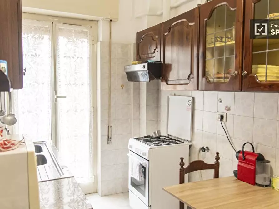 Immagine 5 di Camera condivisa in affitto  in Via Genzano a Roma