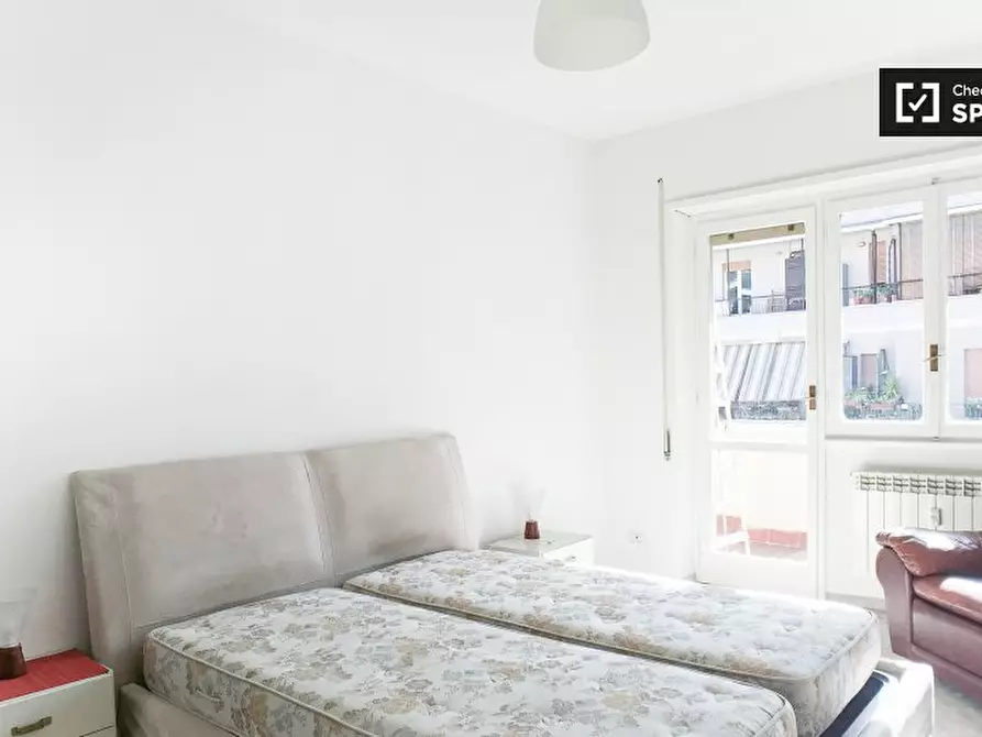 Immagine 2 di Camera condivisa in affitto  in Via Italo Carlo Falbo a Roma