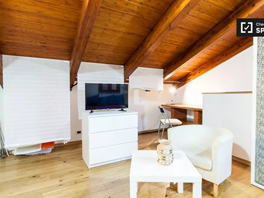 Immagine 11 di Camera condivisa in affitto  in Via Sarzana a Roma