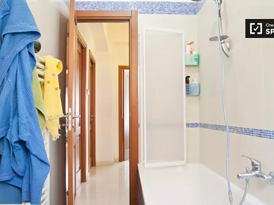 Immagine 10 di Camera condivisa in affitto  in Via Laodicea a Roma