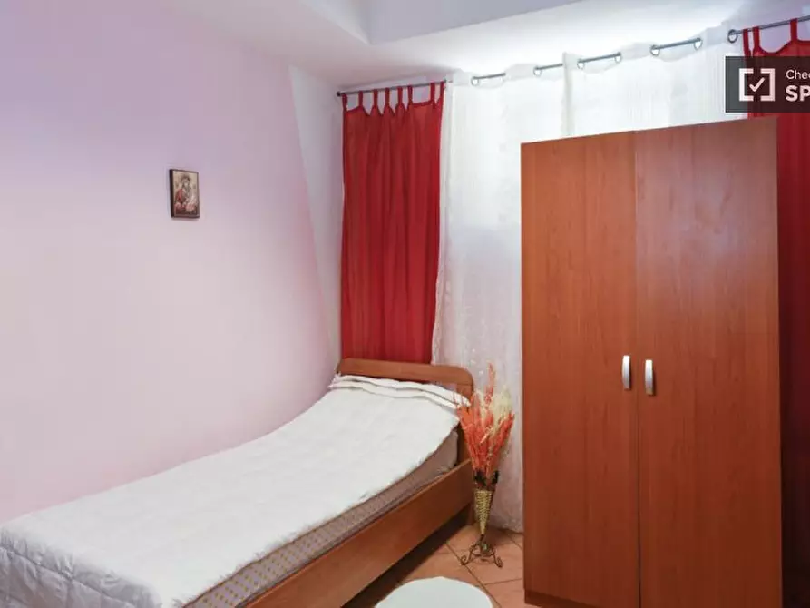 Immagine 2 di Camera condivisa in affitto  in Via Alessandro Brisse a Roma