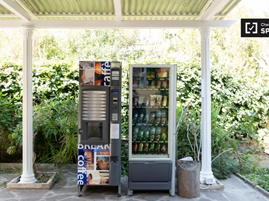 Immagine 14 di Camera condivisa in affitto  in Via dei Giovi a Roma