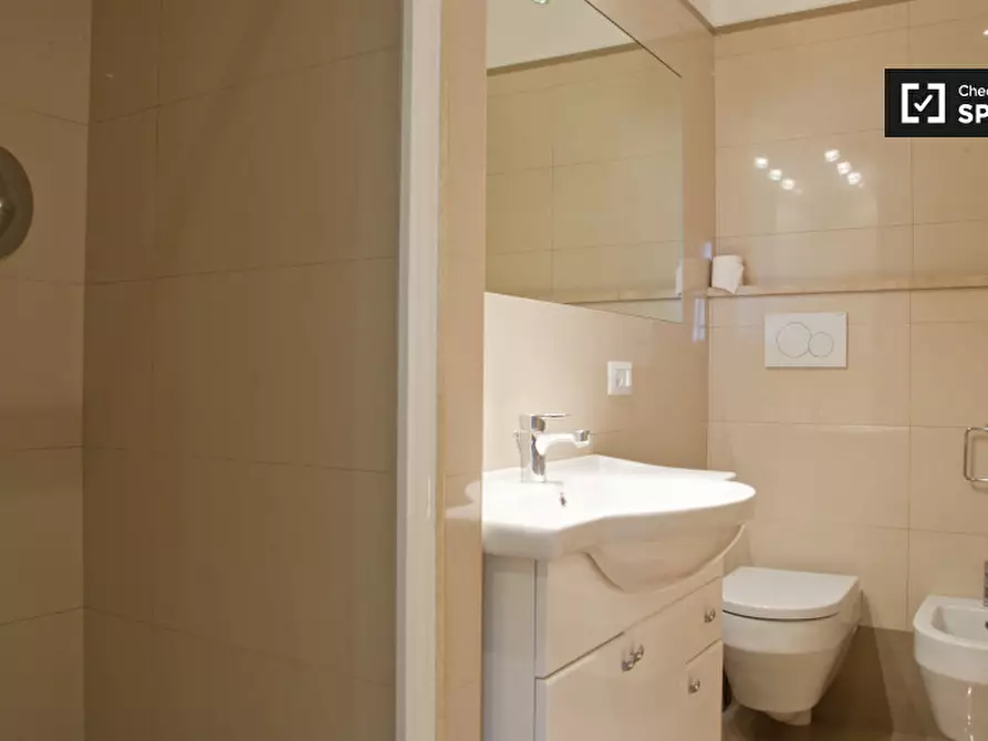 Immagine 8 di Camera condivisa in affitto  in Via Barletta a Roma