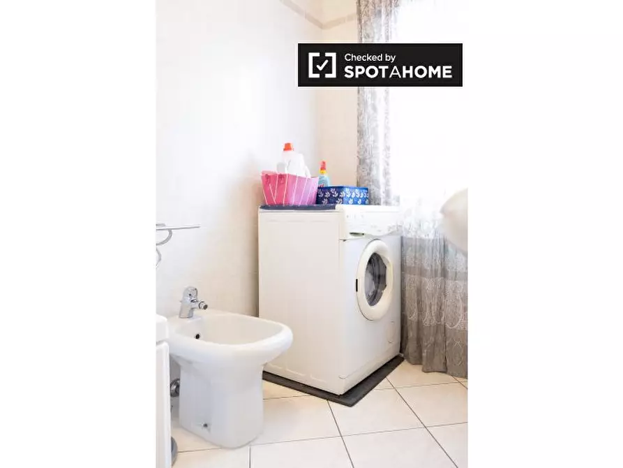 Immagine 19 di Camera condivisa in affitto  in Via Giuseppe Gregoraci a Roma