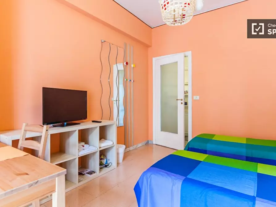 Immagine 3 di Camera condivisa in affitto  in Viale Partenope a Roma