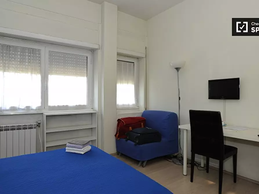 Immagine 2 di Camera condivisa in affitto  in Viale dell'Arte, 00144 Roma RM, Italy a Roma