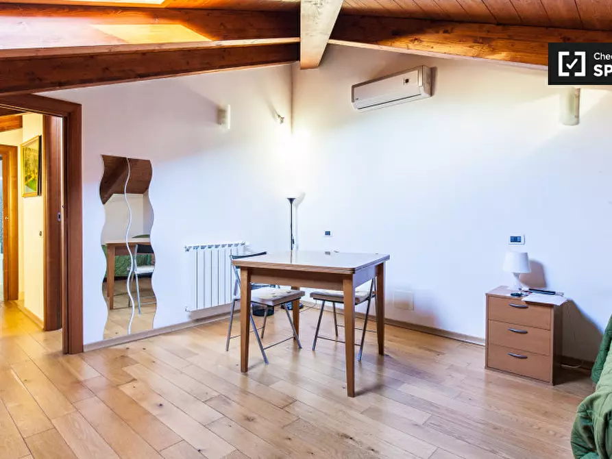 Immagine 3 di Camera condivisa in affitto  in Via Sarzana a Roma