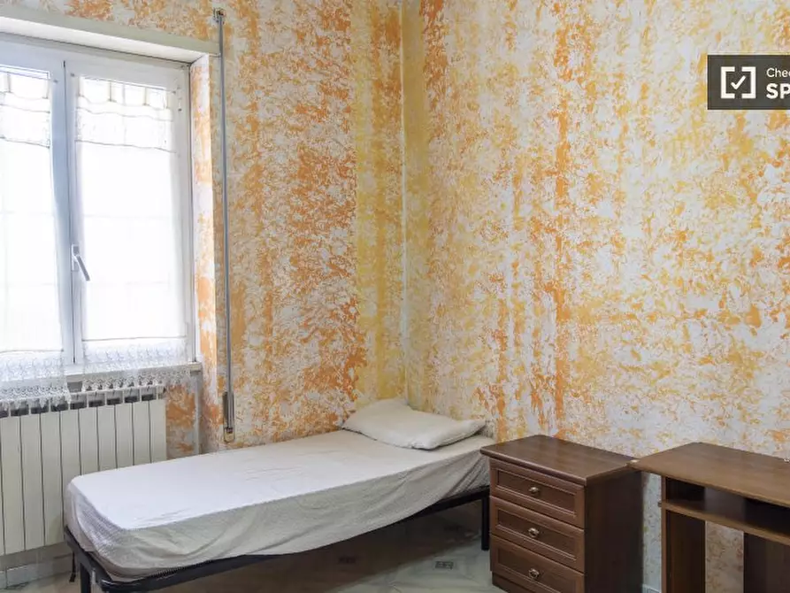 Immagine 2 di Camera condivisa in affitto  in Via Simone Ghini a Roma