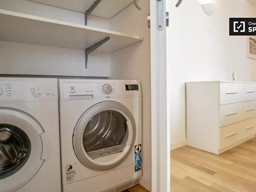 Immagine 17 di Appartamento in affitto  in Via Montebello, 20121 Milano MI, Italy a Milano