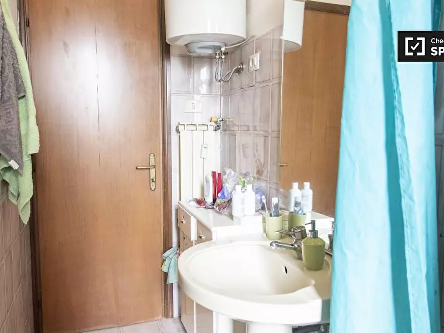 Immagine 8 di Camera condivisa in affitto  in Via Sinuessa a Roma