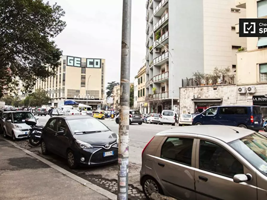 Immagine 18 di Camera condivisa in affitto  in Largo Magnagrecia a Roma