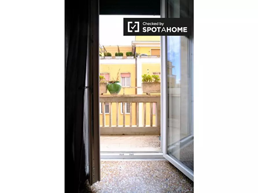 Immagine 12 di Camera condivisa in affitto  in Via Mirandola a Roma