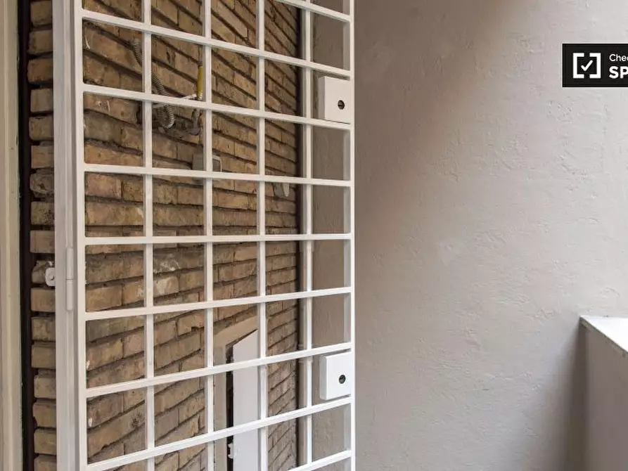 Immagine 2 di Camera condivisa in affitto  in Via Capo Miseno a Roma