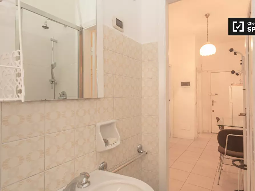 Immagine 15 di Camera condivisa in affitto  in Via Salasco a Milano