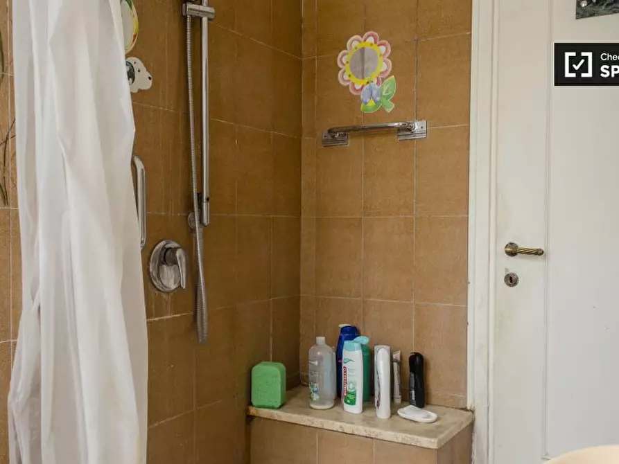 Immagine 16 di Camera condivisa in affitto  in Via Ozanam a Roma