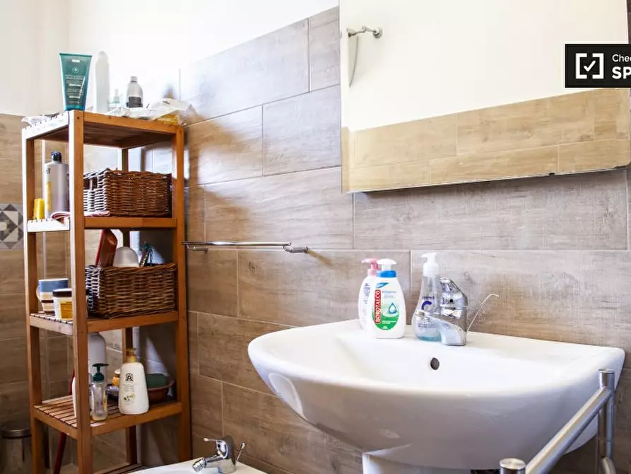 Immagine 11 di Camera condivisa in affitto  in Via Pietro Mengoli a Roma