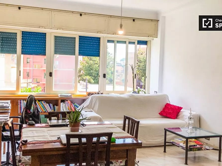 Immagine 5 di Camera condivisa in affitto  in Via Giuseppe Berneri a Roma