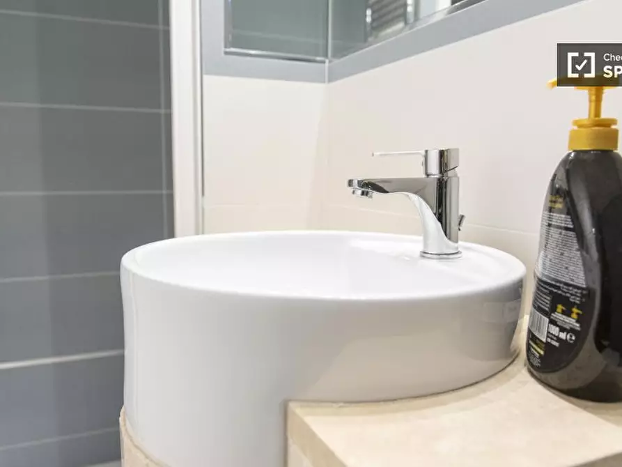 Immagine 7 di Camera condivisa in affitto  in Via Francesco Caracciolo a Roma